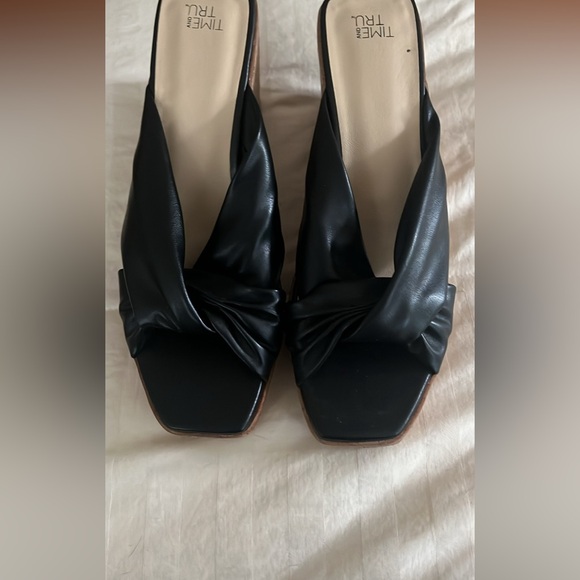 Time & Tru Wedge Sandals. - Picture 2 of 4